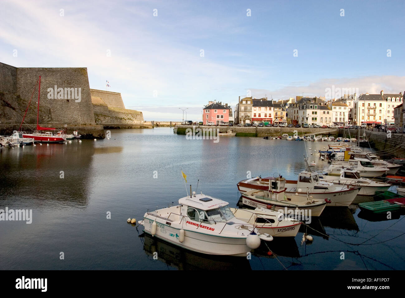 le-palais-harbor-belle-ile-capital-morbihan-brittany-france-stock-photo