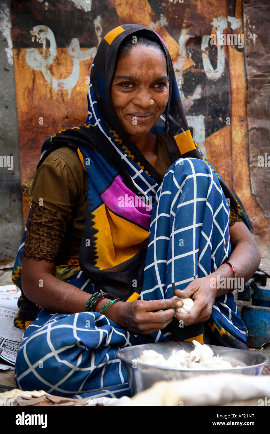 Indian woman peeling garlic at market stall, Una, Gujarat, India Stock