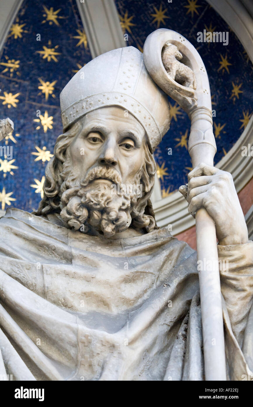 Detail shot of religious statue on facade of Santa Maria del Fiore cathedral (Duomo) Florence, Italy Stock Photo