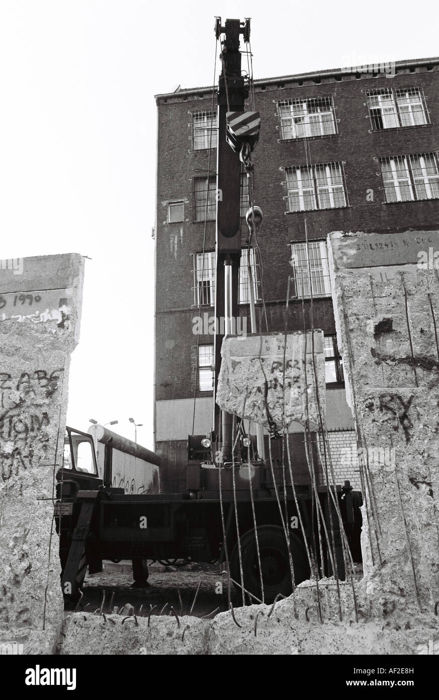 Berlin wall being dismantled 1989 Stock Photo - Alamy