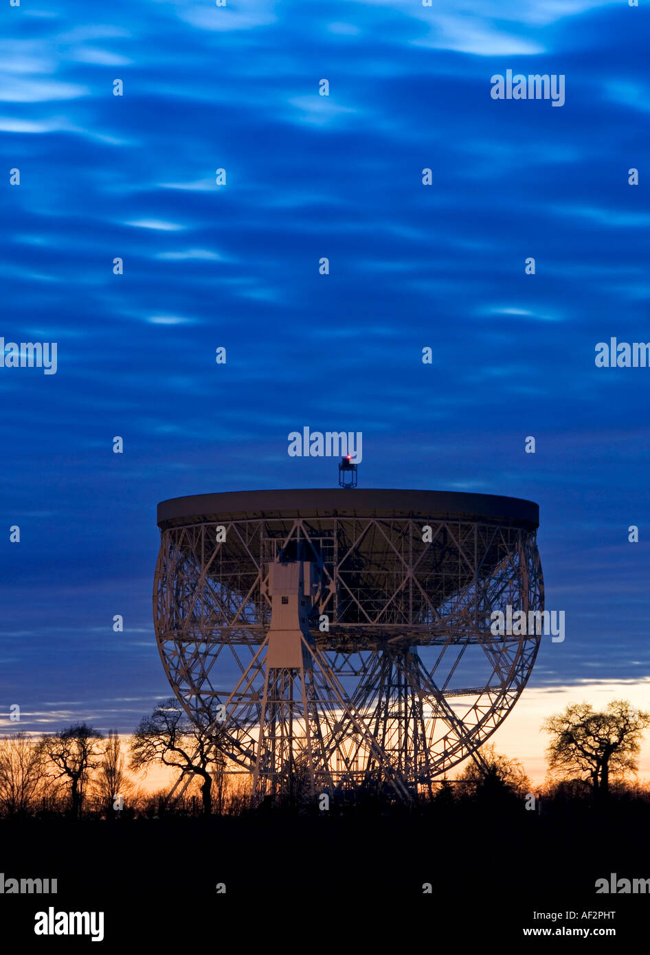 The Giant Mk 1A Radio Telescope of Jodrell Bank at Night, Near Holmes Chapel, Cheshire, England, UK Stock Photo