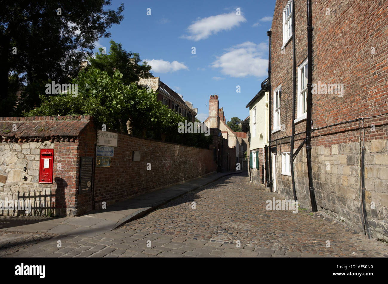 CHAPTER HOUSE STREET LEADING TO THE TREASURERS HOUSE YORK ENGLAND Stock Photo