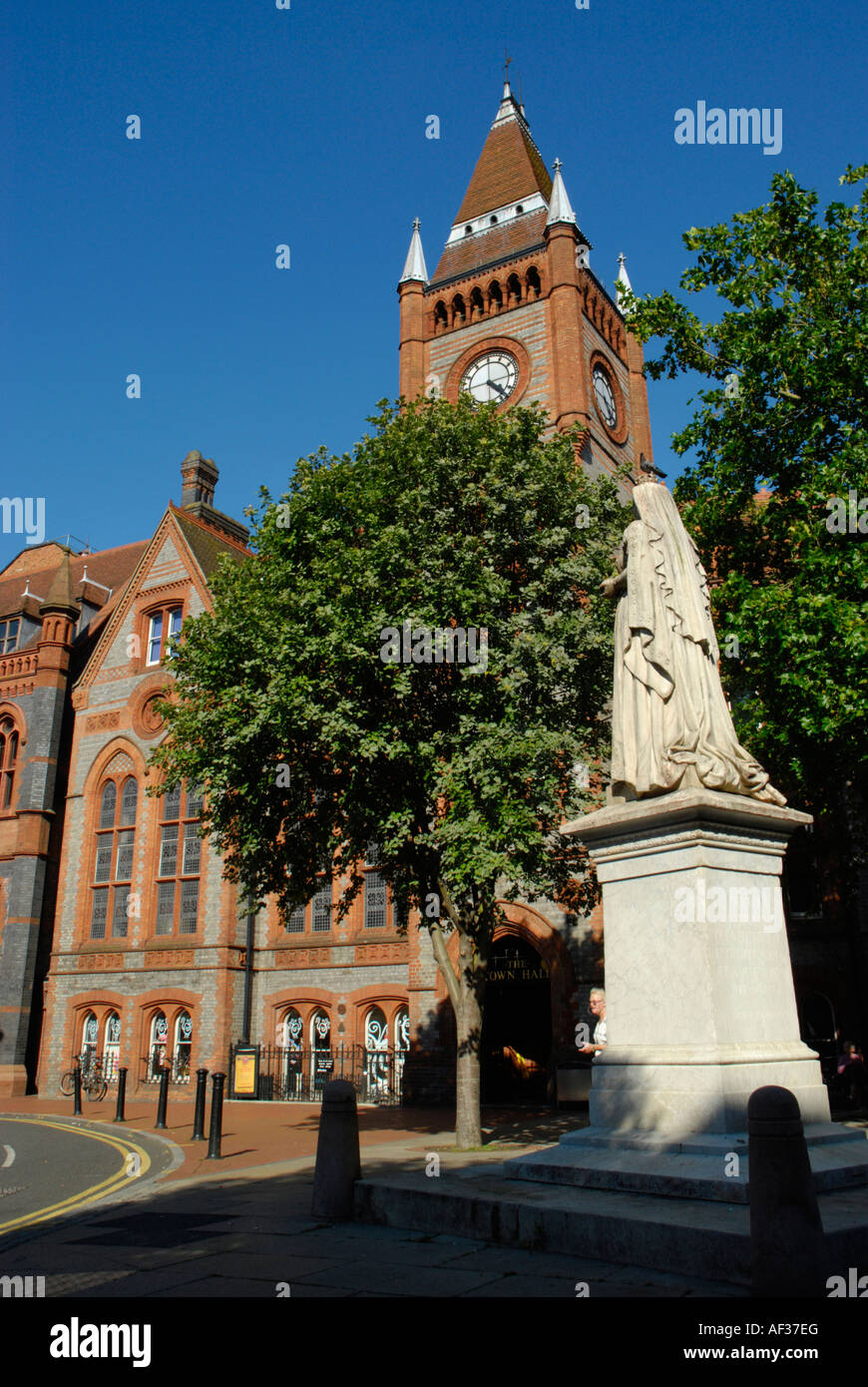 Reading Town Hall used as museum and art gallery with statue of Queen