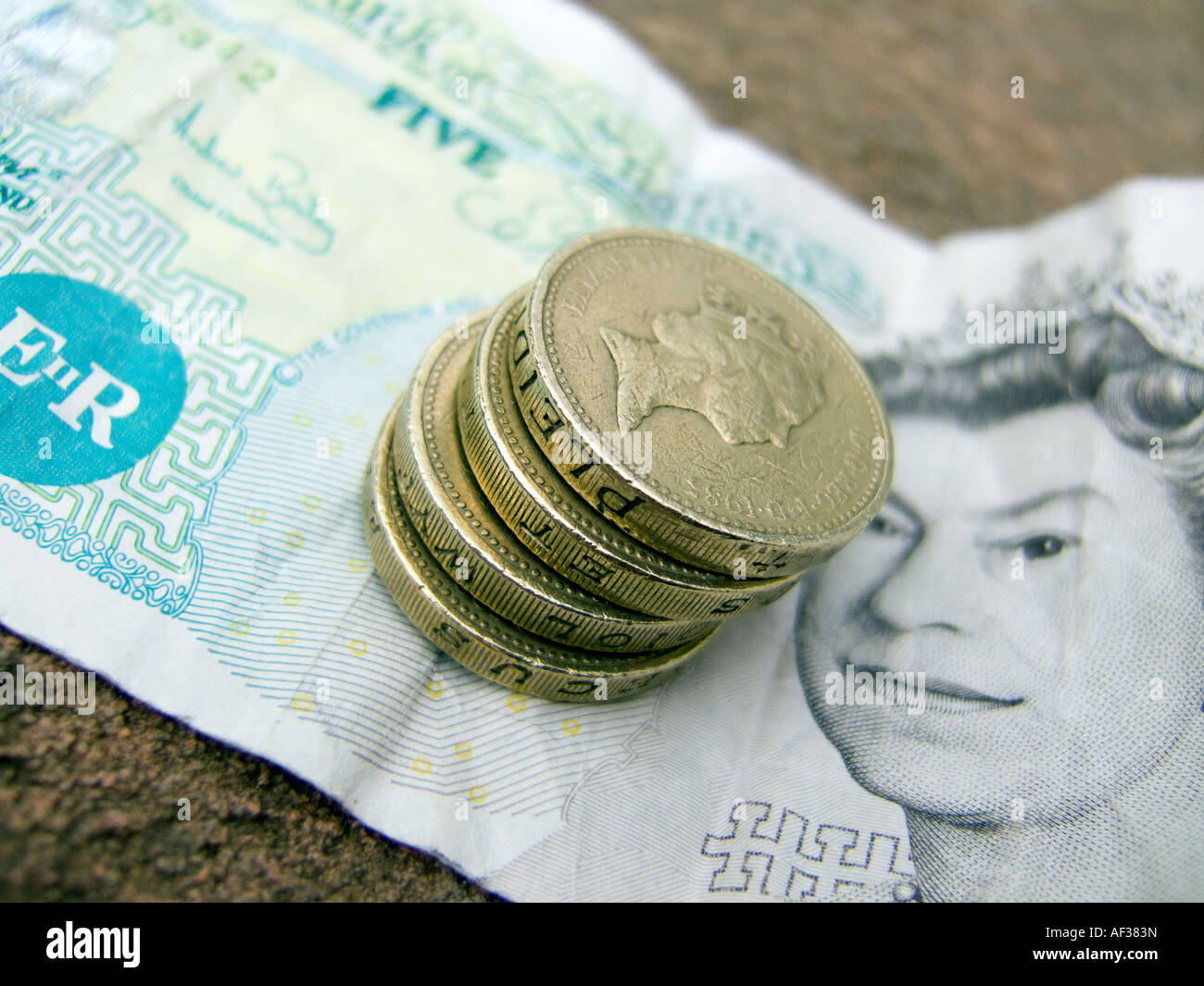 British Stirling Pound coins and five pound note Stock Photo - Alamy