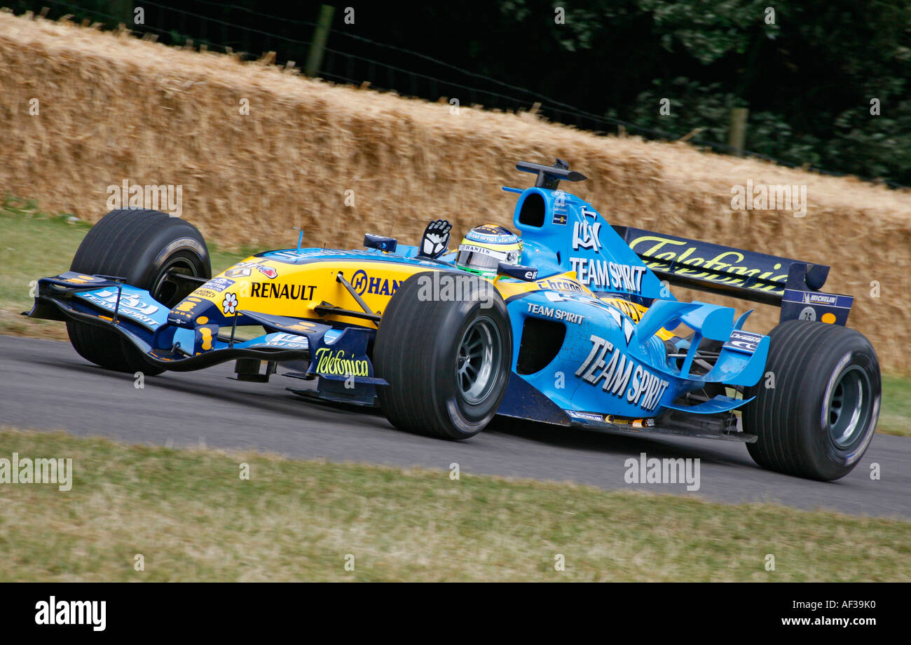 2005 Renault R25 with driver Fisichella takes to the hillclimb at the Stock Photo - Alamy