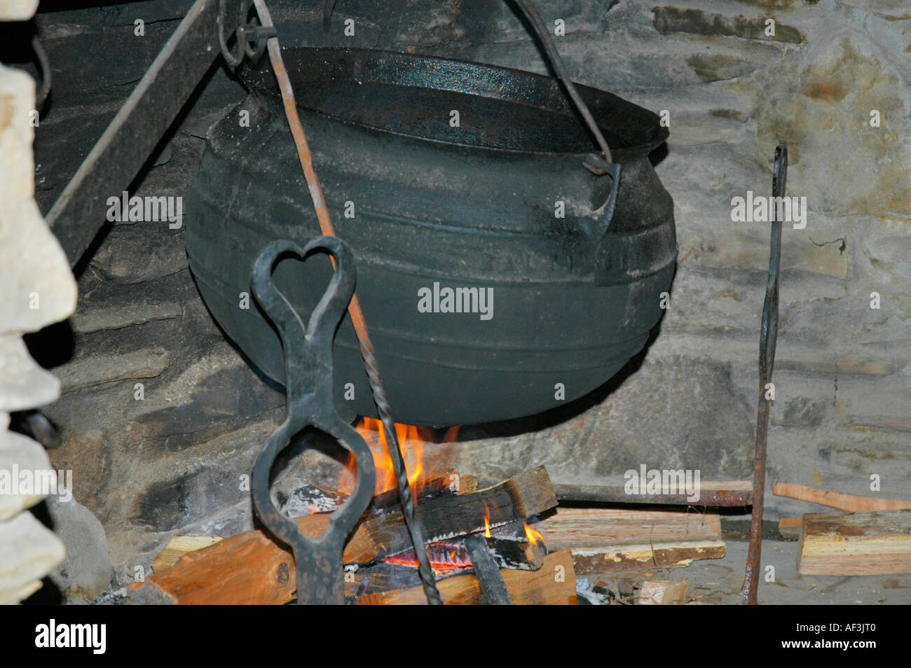 Large pioneer cast iron pot used to cook Burgoo over an open fire at Fort Boonesborough Kentucky USA Stock Photo