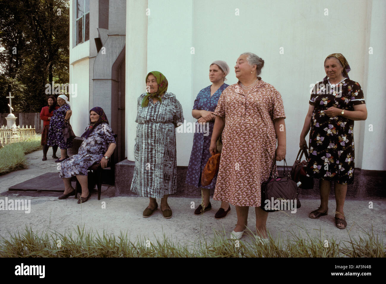 Бабушки советского времени. Советская женщина в халате. Деревенская одежда. Советские платья. Одежда бабушки из деревни.