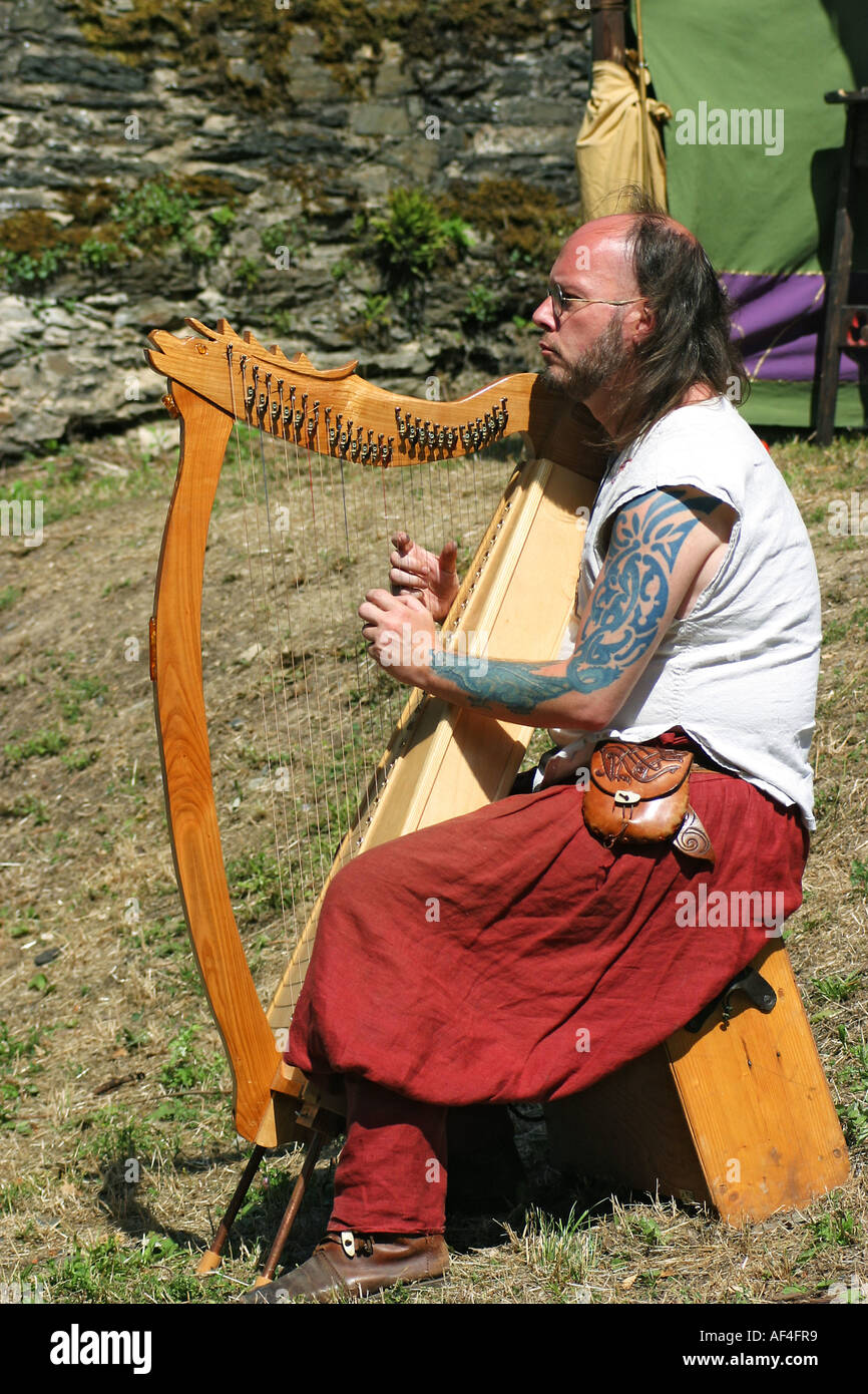 Man playing harp hires stock photography and images Alamy