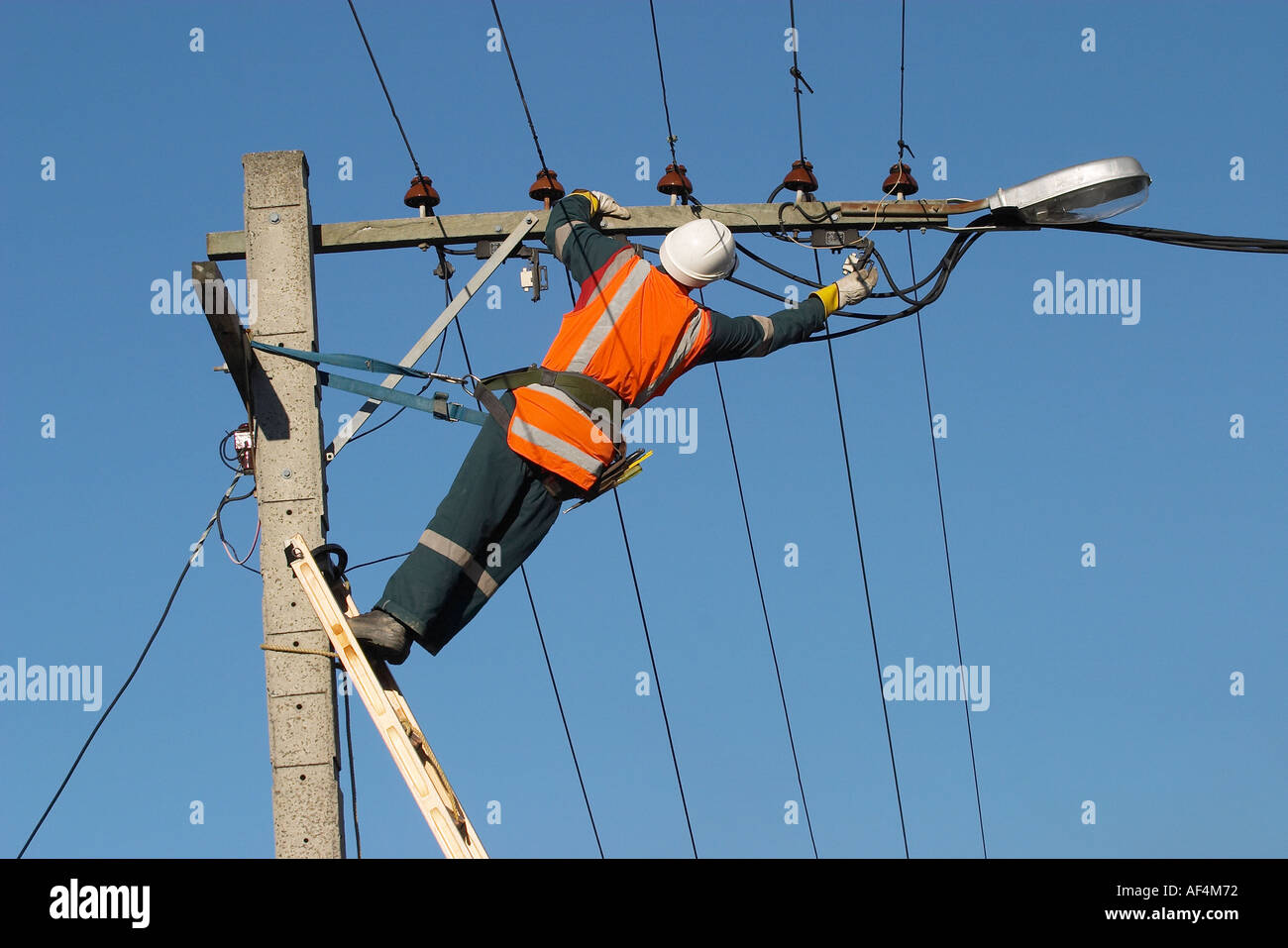 электрические травмы на заводе. обрыв лэп. поражение электрическим током на лэп. травмы электромонтеров. травмы электромонтеров.