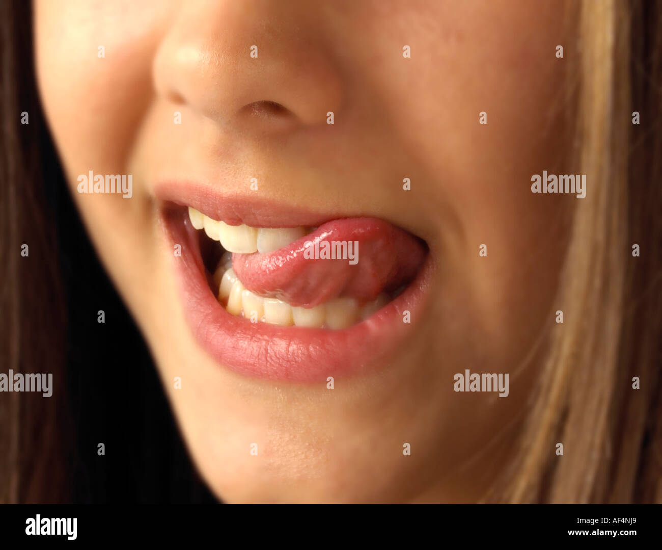 Облизывает губы ребенок покраснения. Сосание пальца у детей. Почему ребенок облизывает губы. Обветренные губы у ребёнка в 3 года. Облизывает губы.