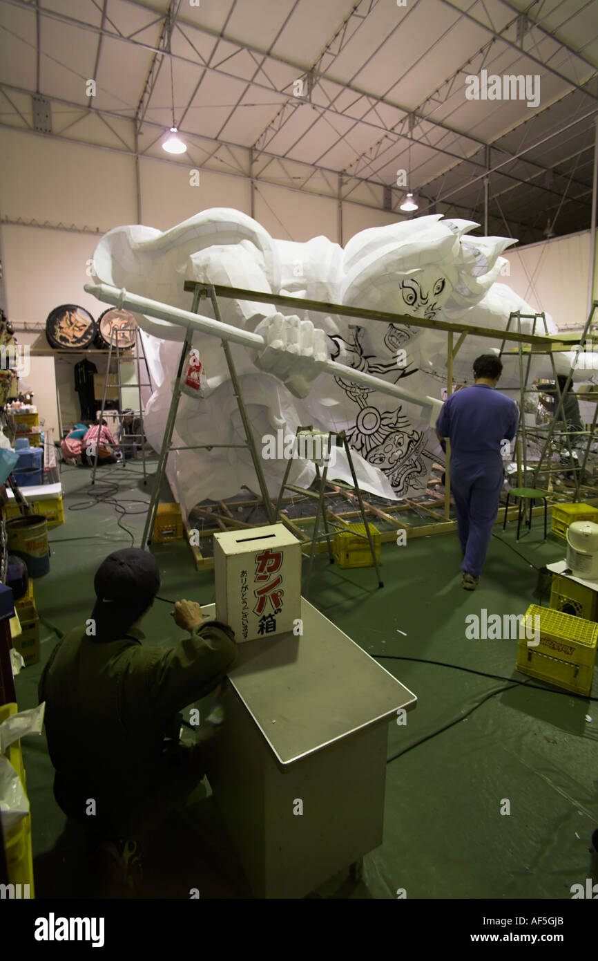 Parade float making hi-res stock photography and images - Alamy