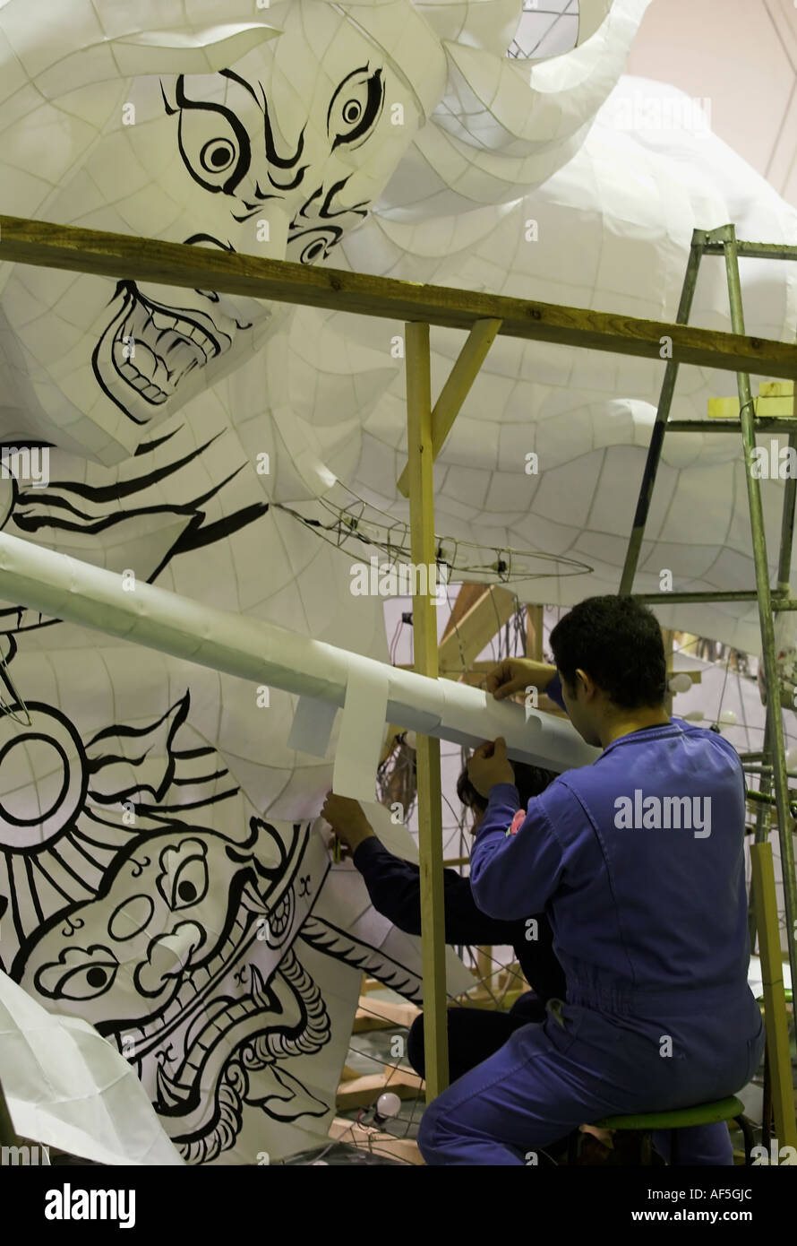 Parade float making hi-res stock photography and images - Alamy