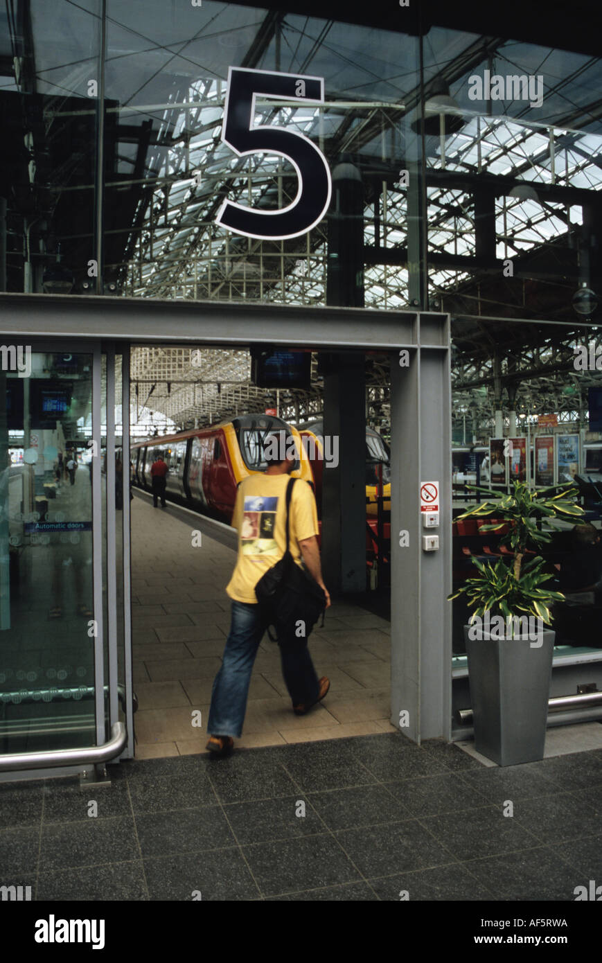 Manchester Piccadilly Station Entrance Hi-res Stock Photography And ...