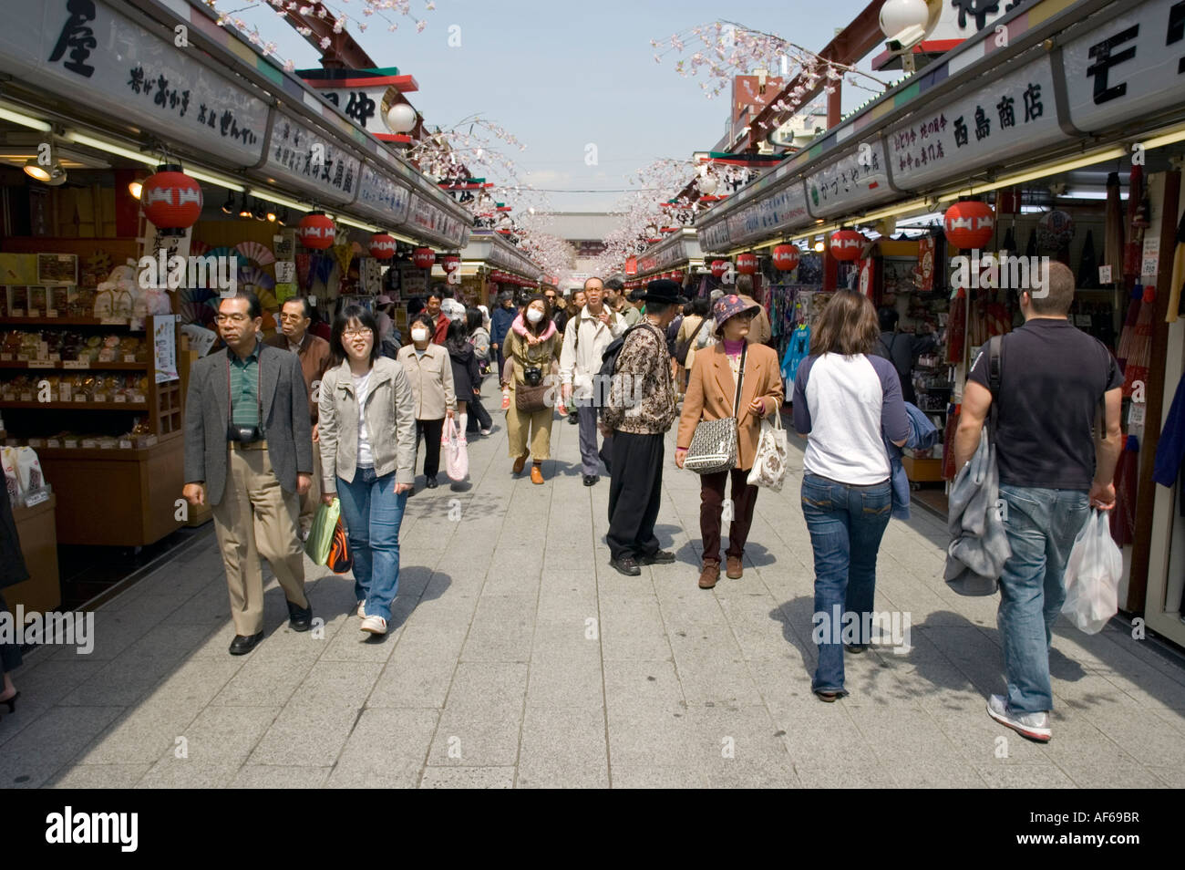 Nakamise shopping arcade tokyo hires stock photography and images Alamy