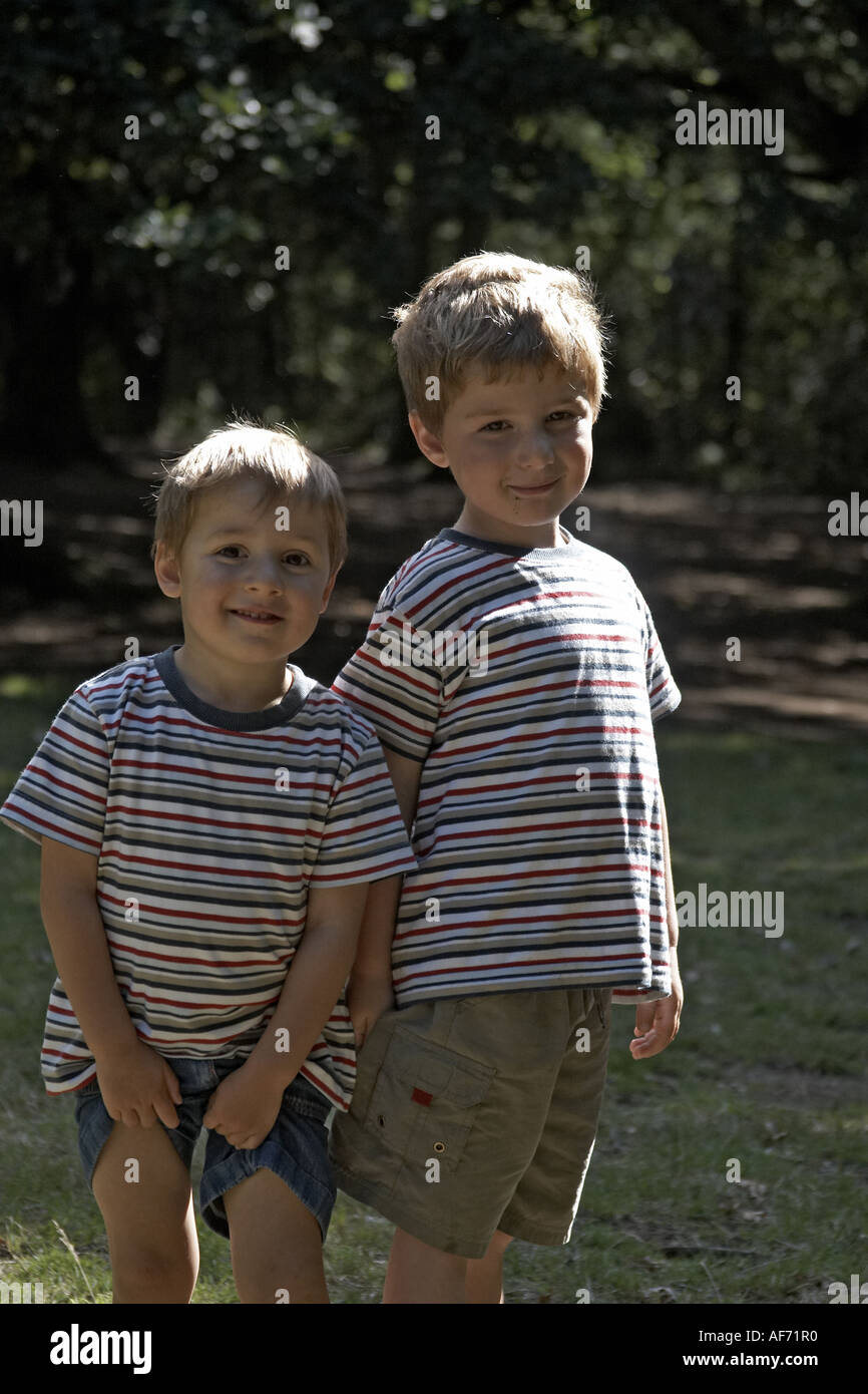 two-young-boys-children-or-brothers-outdoors-in-woods-england-uk-naoh