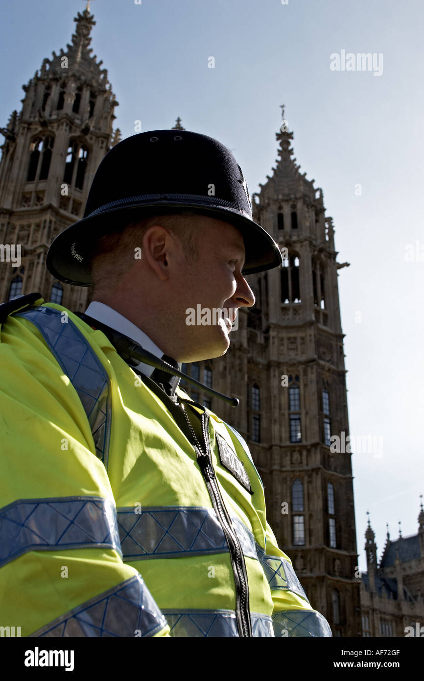 Metropolitan Police officer policeman outside Houses of Parliament ...