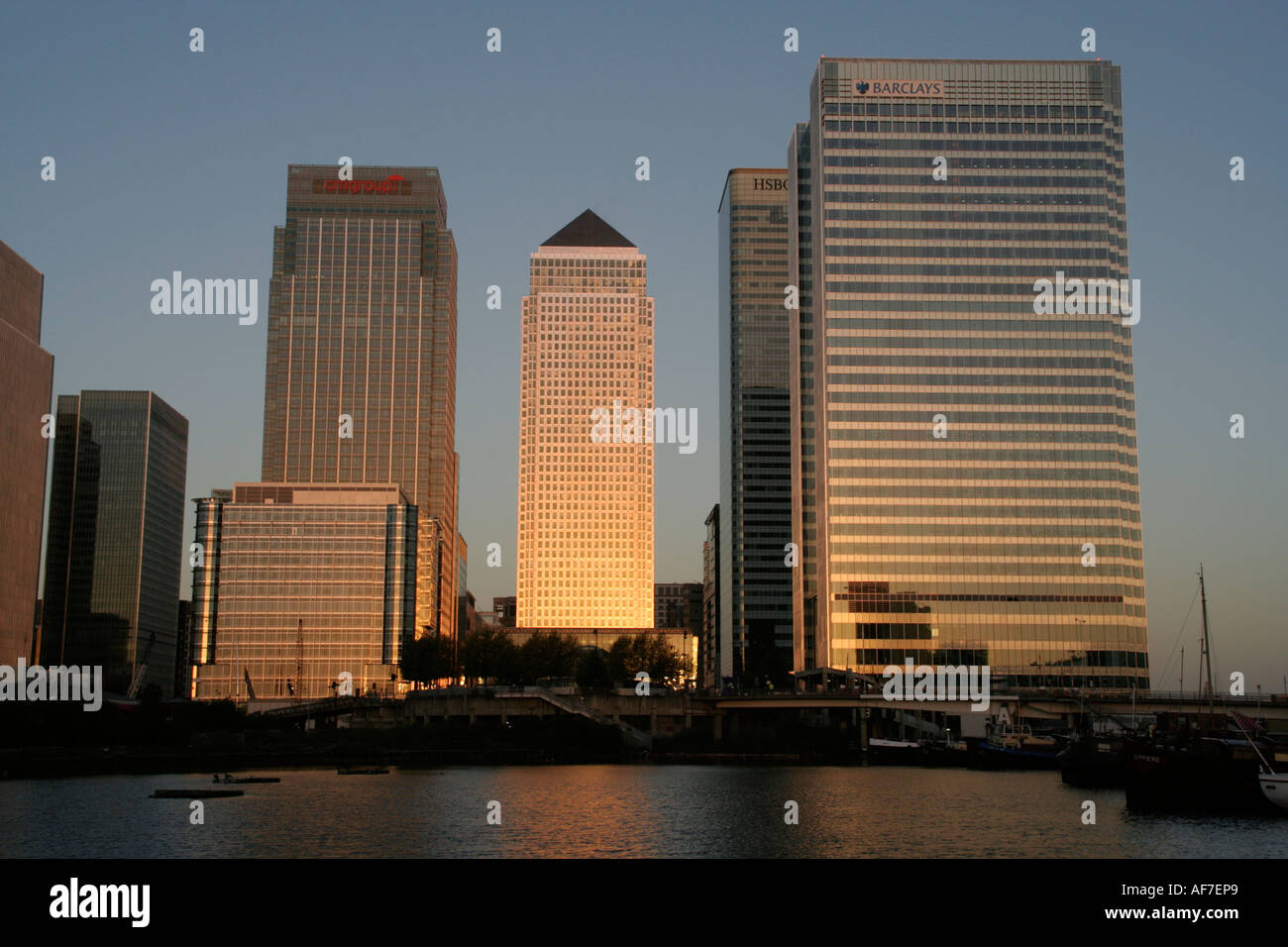 canary wharf office buildings 1 canada square at dawn early morning ...