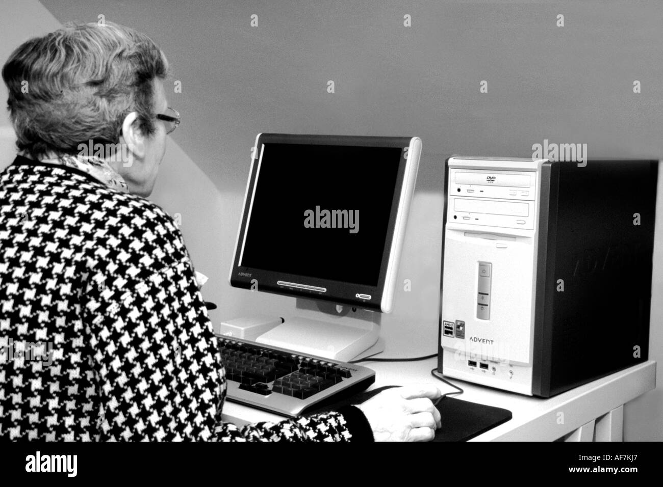 Woman looking computer in Black and White Stock Photos & Images - Alamy