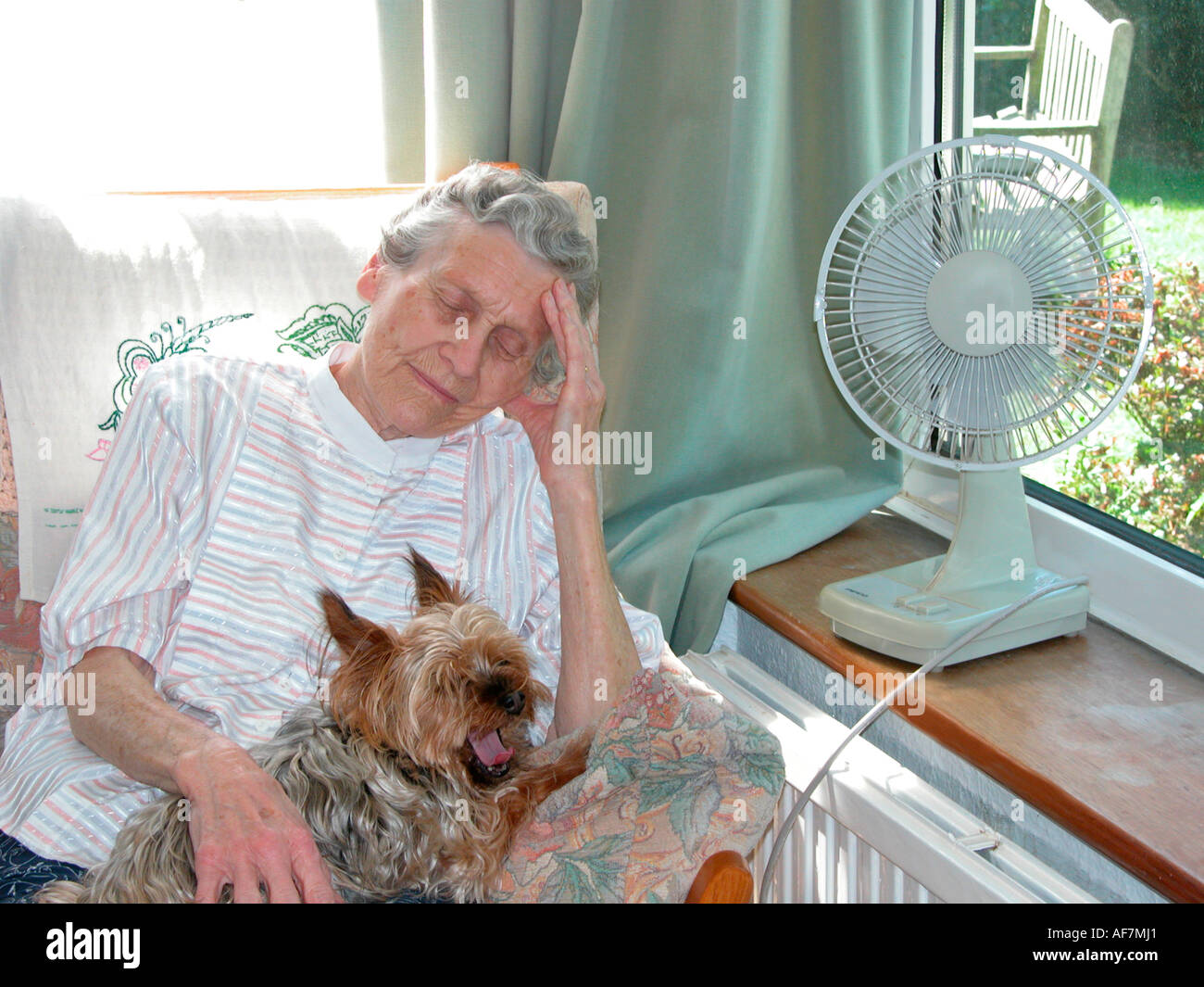 Elderly people suffering from heat hires stock photography and images