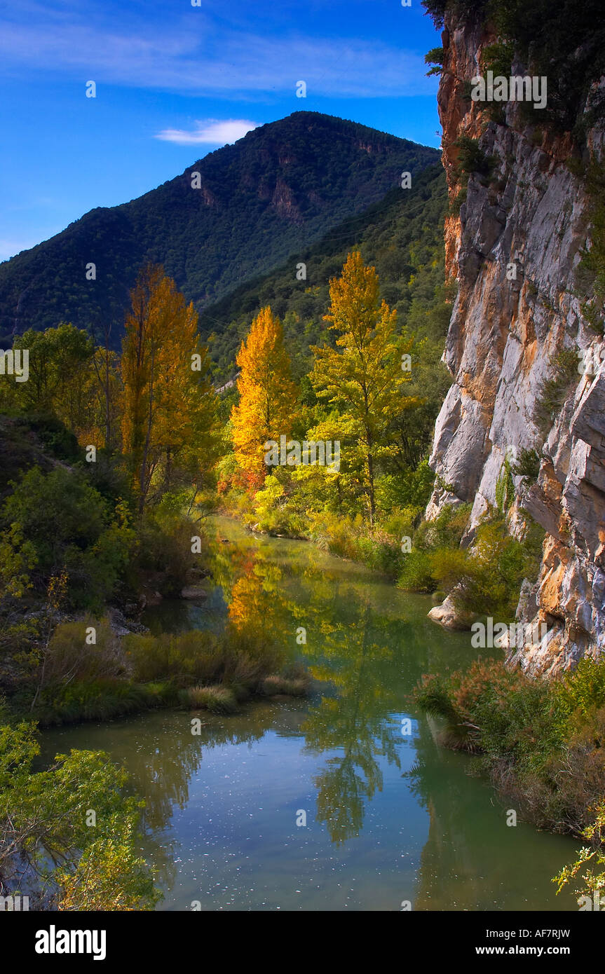 Rio Salazar, Valle de Salazar, Navarra, España. Salazar River, Salazar Valley, Navarre, Spain. Fall Stock Photo