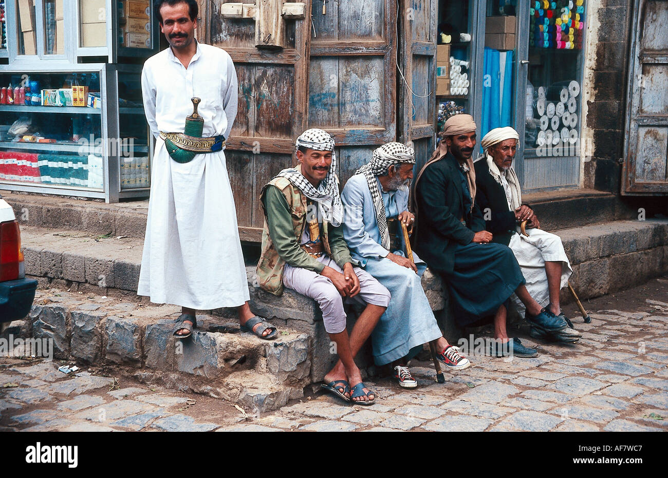 Kotiba va chiroyli yosh xojayin bilan ofis pornosi