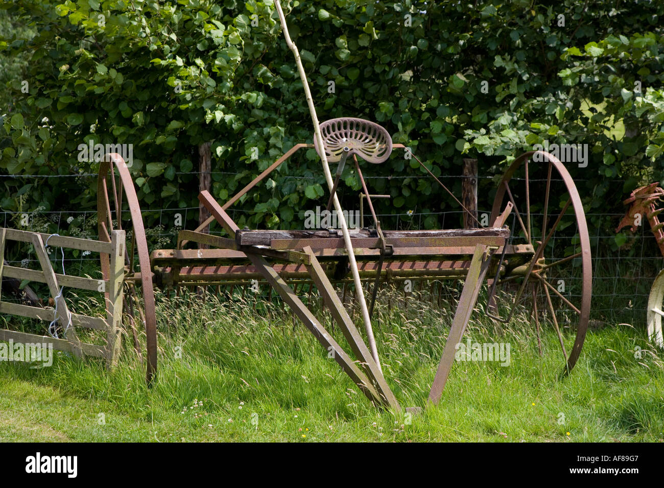 Horse drawn hay rake hires stock photography and images Alamy
