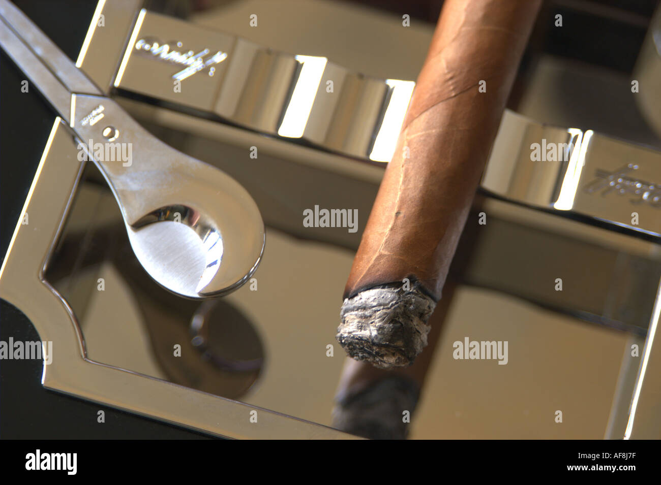 Cigar in ashtray Stock Photo Alamy