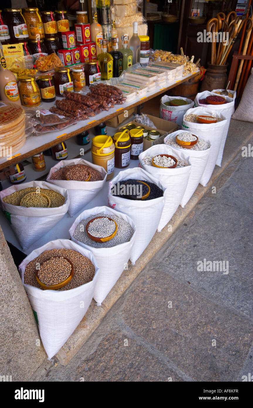 Vista de productos tradicionales en tienda del pueblo La Alberca