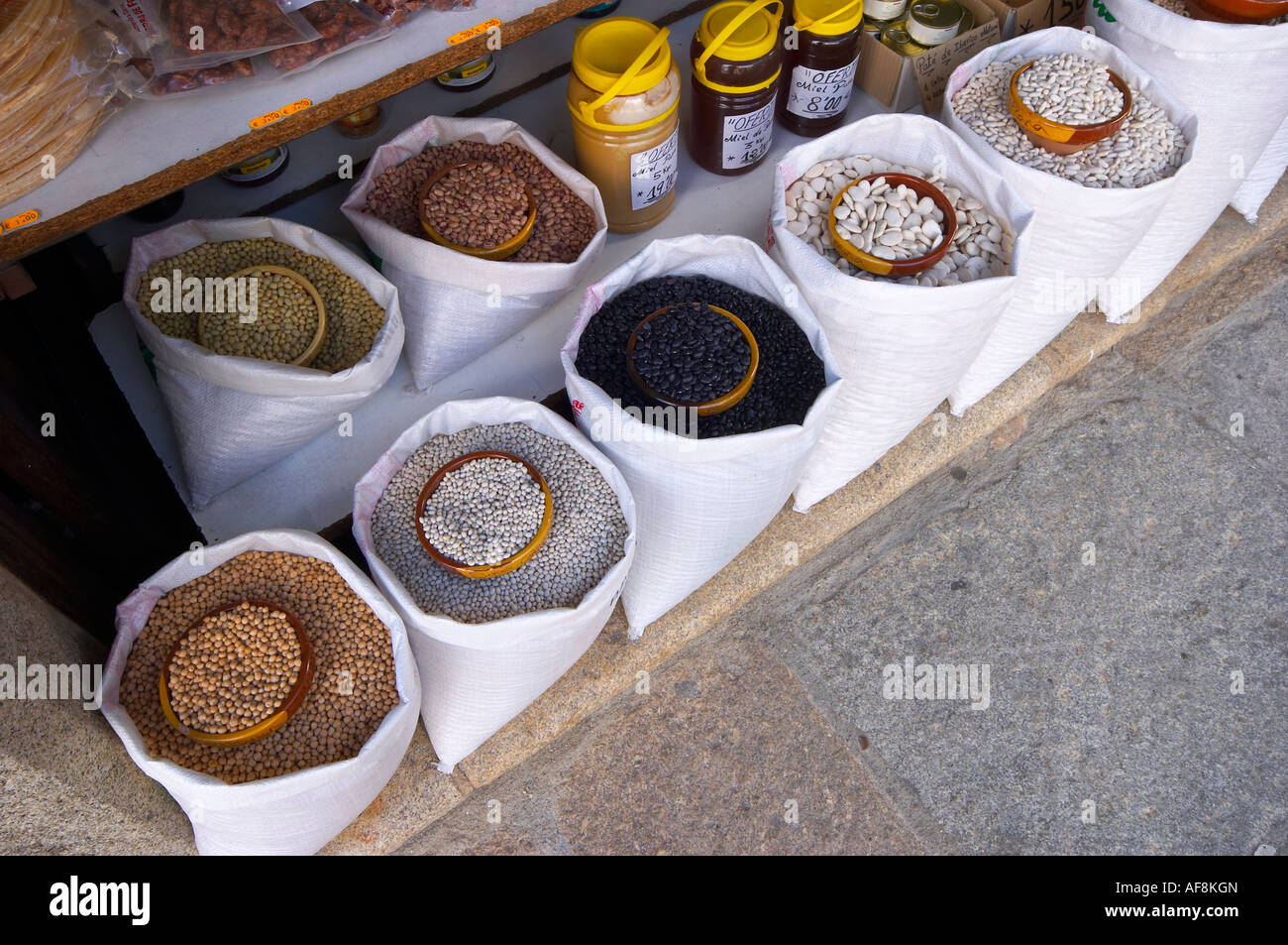 Vista de productos tradicionales en tienda del pueblo La Alberca