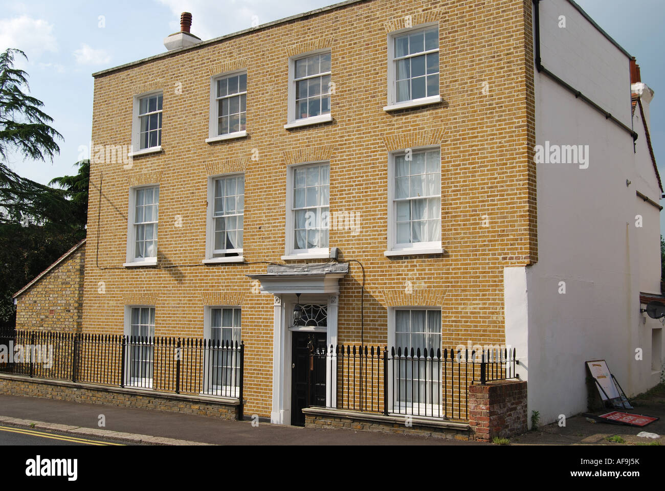 Walton on thames houses hires stock photography and images Alamy