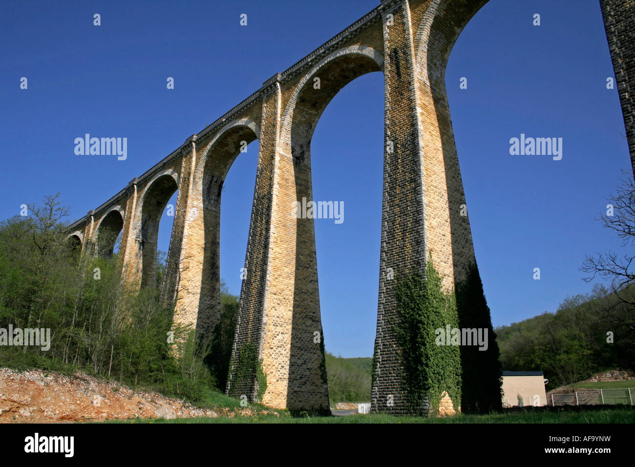 Large stone arch hi-res stock photography and images - Alamy