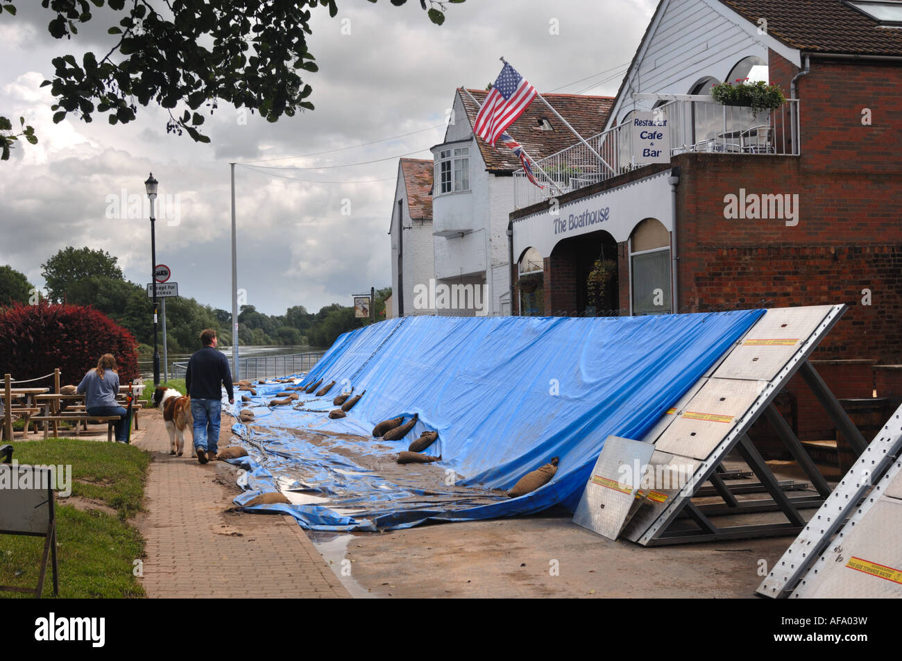 Flood defenses in place at Upton upon Severn after flooding in July 2007 Stock Photo Alamy