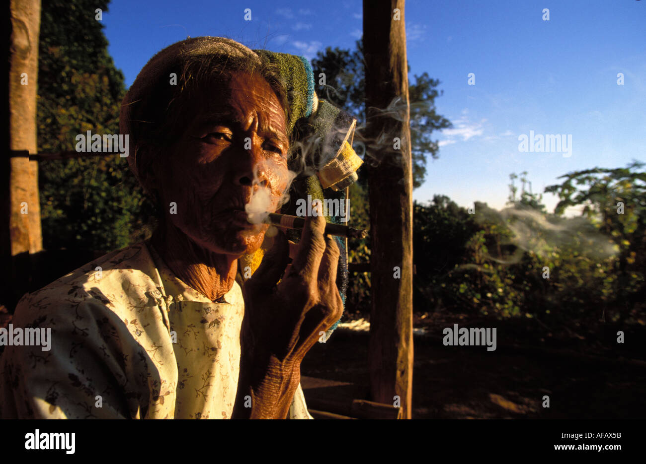 Inle hill tribe woman smoking a cigar or cheroot Stock Photo - Alamy
