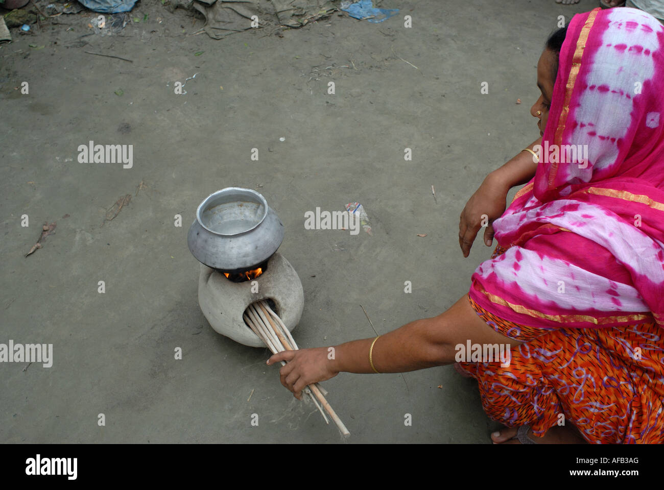 Flood affected north Bangladesh 2007. Boiling water on a special portable stove developed for use in emergency situations. Stock Photo