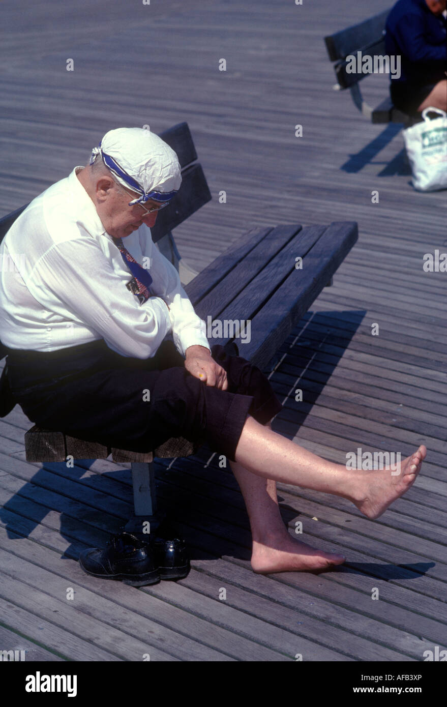 Retro Coney Island man wearing handkerchief hat on his head for sun protection. 1981 Brooklyn, New York City US USA HOMER SYKES Stock Photo