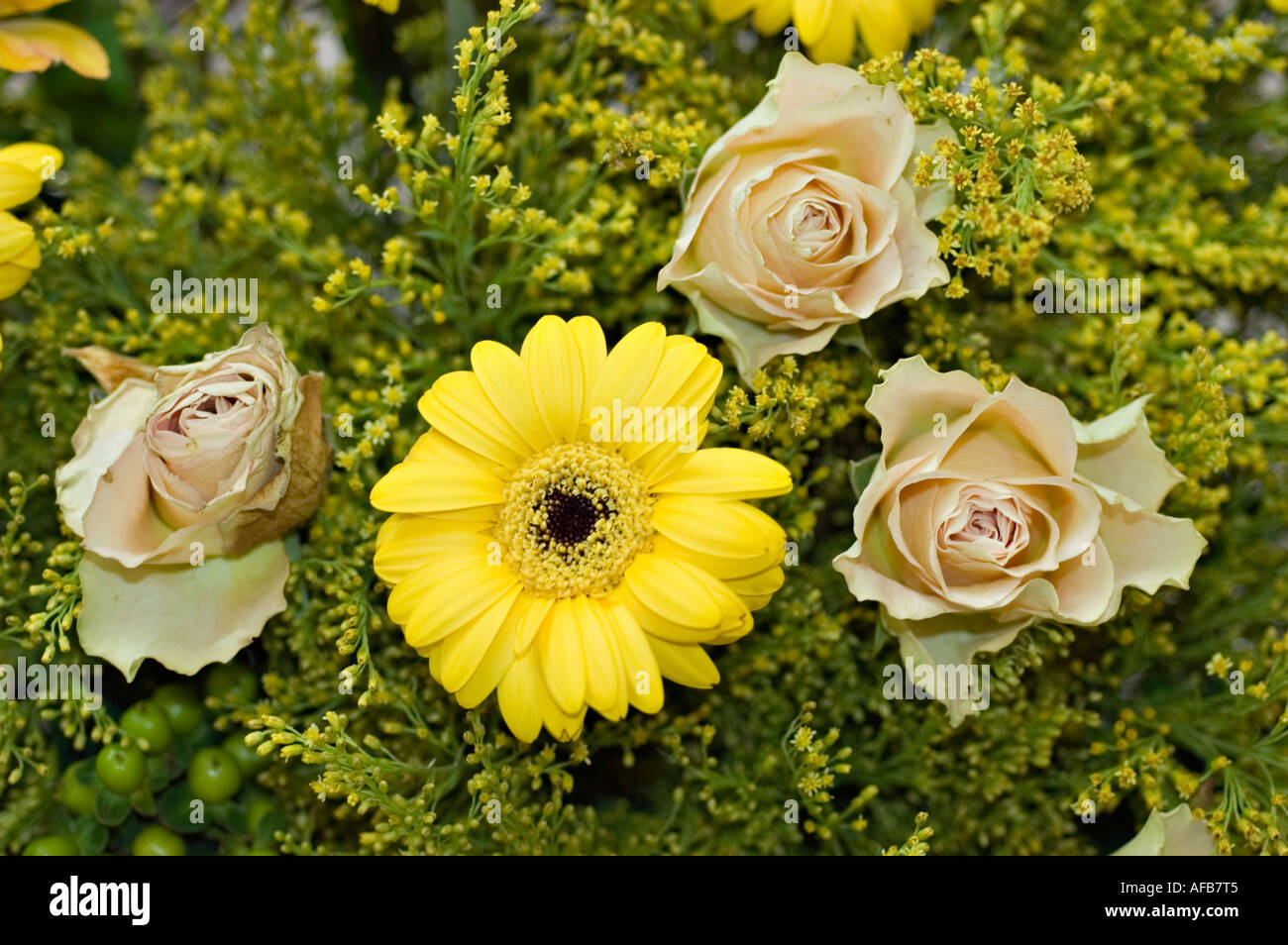 Flower arrangement of pink roses Stock Photo - Alamy