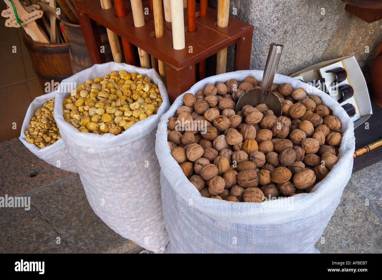 Vista de productos tradicionales en tienda del pueblo La Alberca