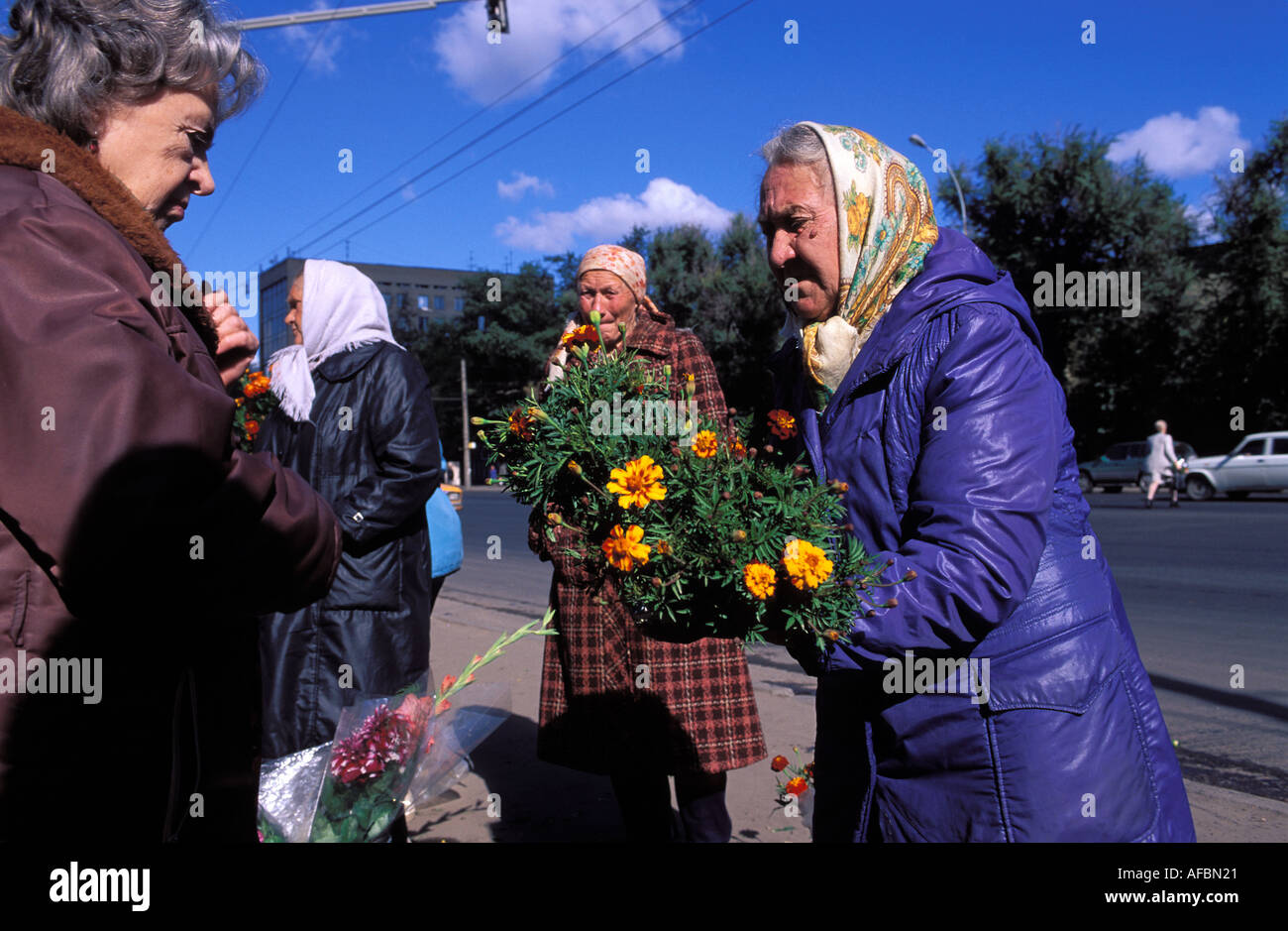 Moscow selling flowers in the street Stock Photo Alamy