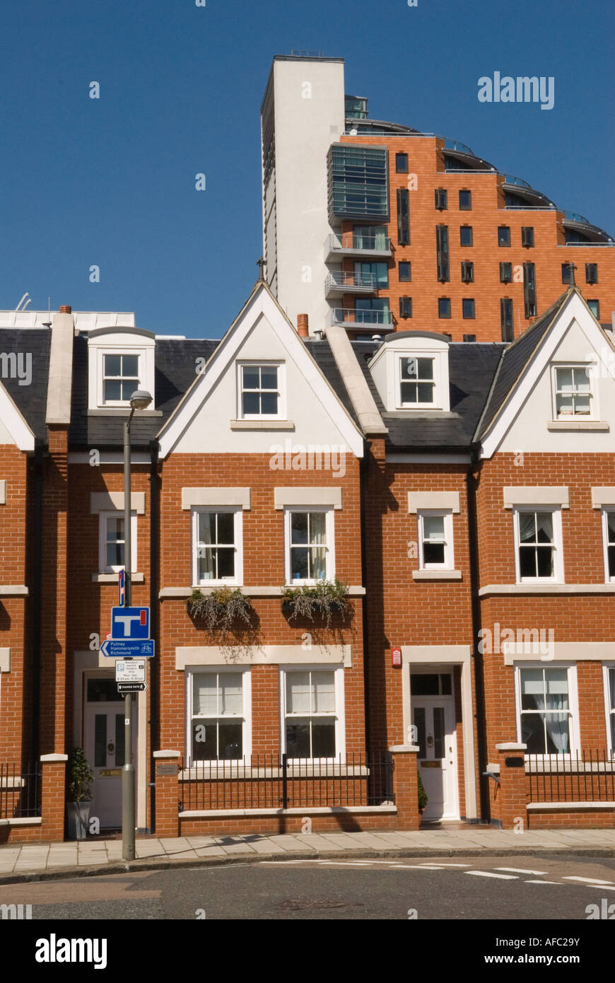 New build, modern Edwardian style homes built in the shadow of Putney Wharf Tower SW 15 South West London England 2007 2000s UK HOMER SYKES Stock Photo