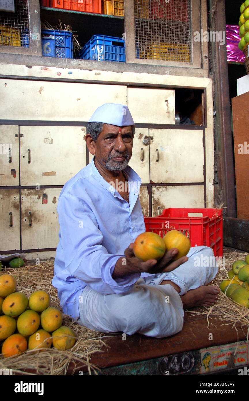 Mango seller in Crawford Market, Mumbai / Bombay, India Stock Photo Alamy