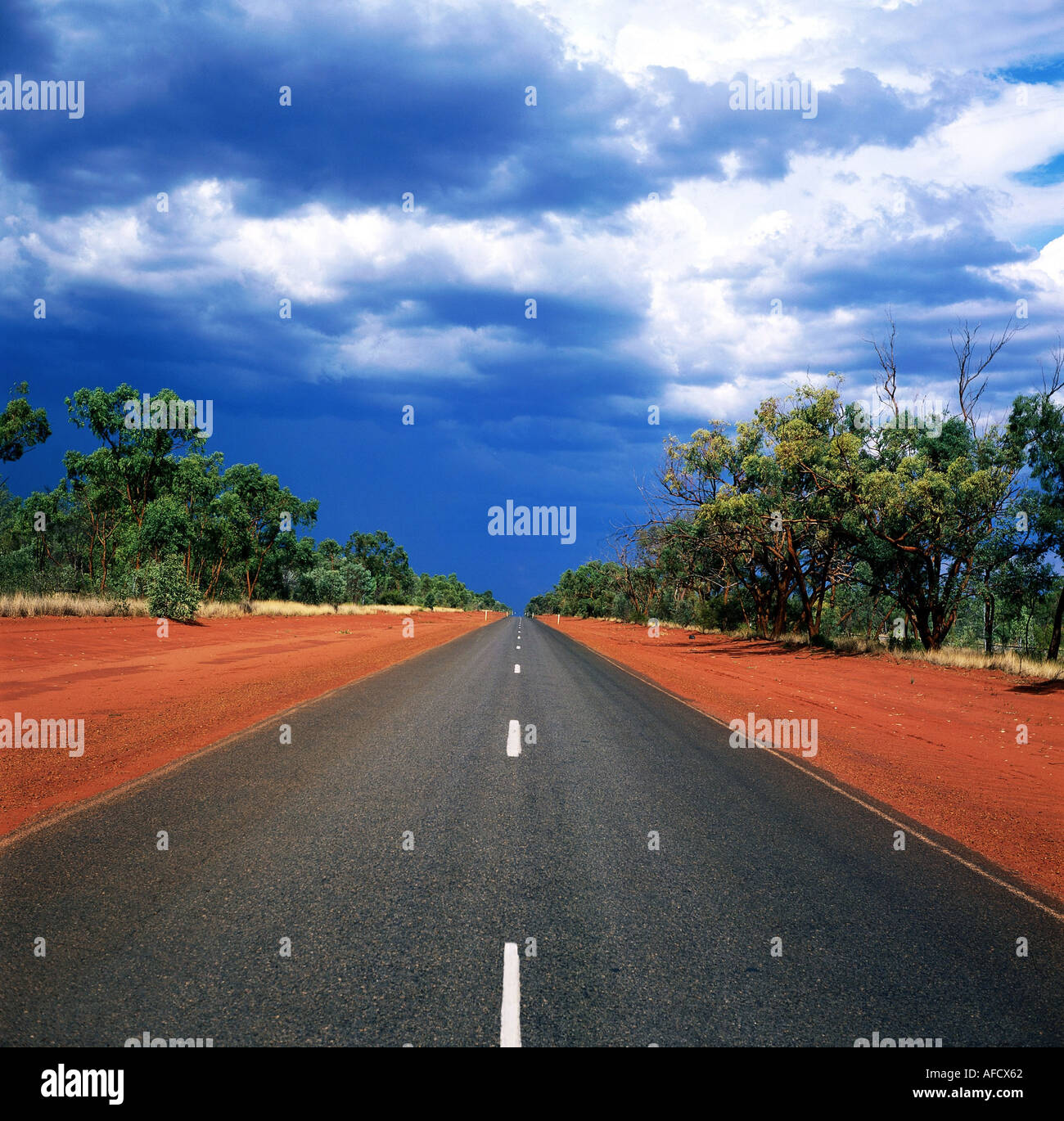 Geografie, Australien, Outback, gerade Straße bis zum Horizont, Landschaft mit rotem Sand, unendlich, unendliche, rot, roter, Stock Photo