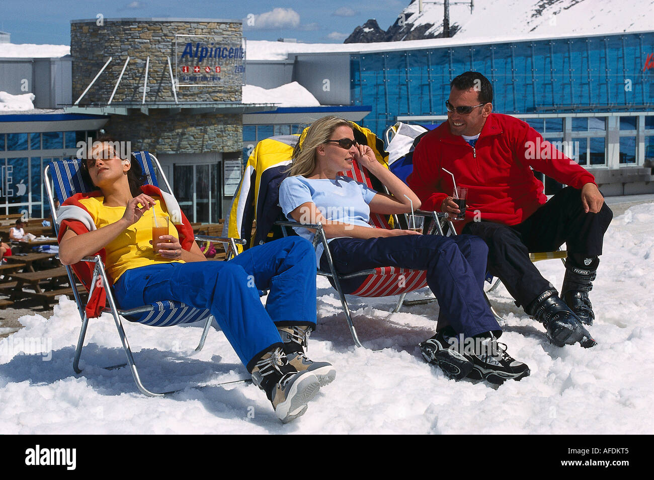 Apres-Ski, Frauen und Mann beim Sonnenbaden Stock Photo - Alamy