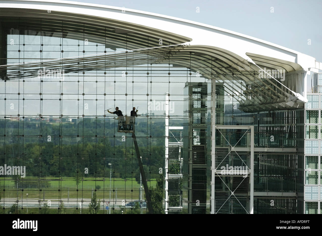 Fensterputzer putzen eine Glasfassade am Franz Josef Strauss Flughafen Muenchen Muenchen am 04 09 2007 Stock Photo