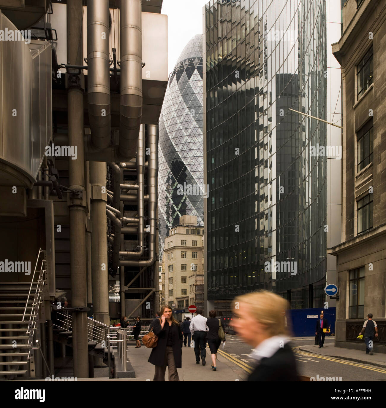 Pedestrian walking past glass hi-res stock photography and images - Alamy