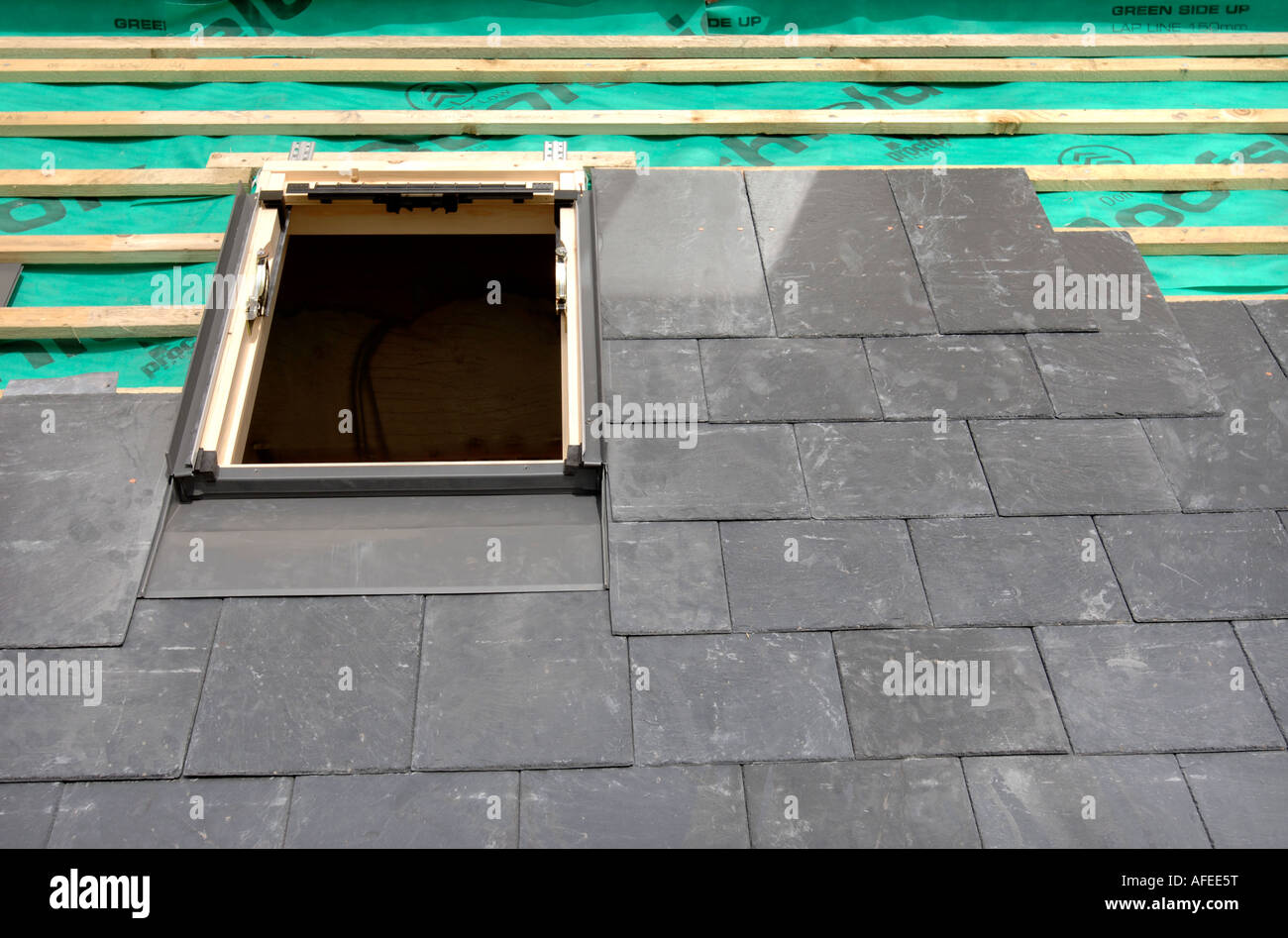 Roofing Vorbereitung Asphaltschindeln Installation auf Haus Bau Holzdach  mit Bitumen Spray und Schutz Seil, Sicherheit Kit. Roofing constru  Stockfotografie - Alamy