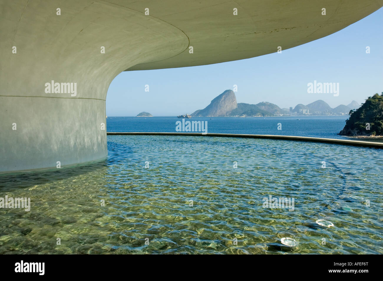 Water feature under the MAC with view of Rio de Janeiro, Niteroi Stock Photo
