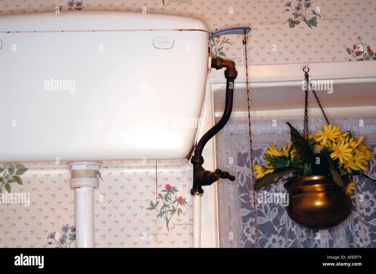 Pull chain toilet hires stock photography and images Alamy