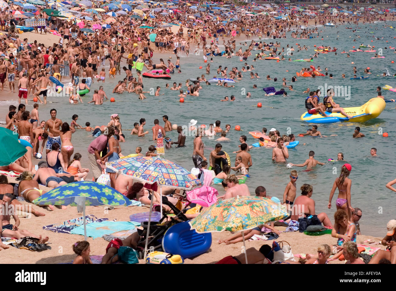Mass tourism at the Spanish coast in Lloret de Mar Stock Photo - Alamy