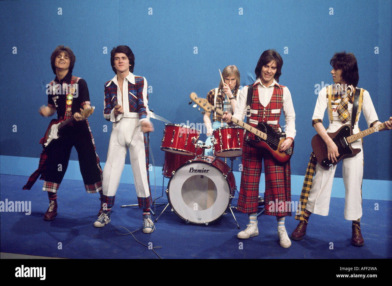 It seems you're interested in a drawing project inspired by the Bay City Rollers, a popular 70s pop group! I can definitely help you with that! 