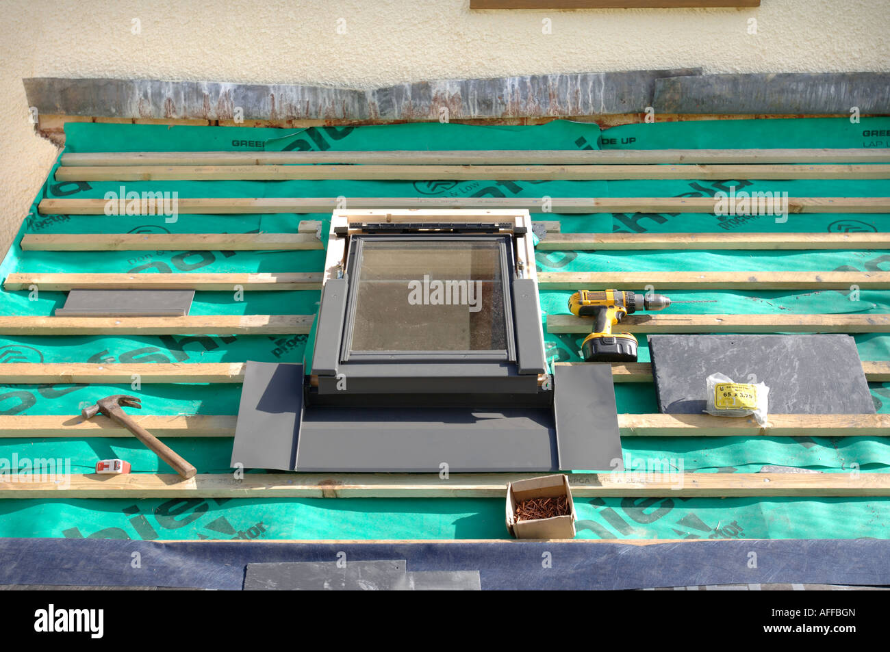 Roofing Vorbereitung Asphaltschindeln Installation auf Haus Bau Holzdach  mit Bitumen Spray und Schutz Seil, Sicherheit Kit. Roofing constru  Stockfotografie - Alamy